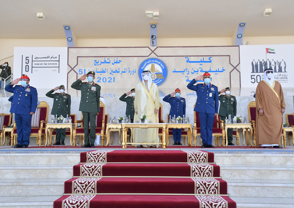 منصور بن زايد يشهد حفل تخريج المرشحينَ الطيارين في كلية خليفة بن زايد الجوية