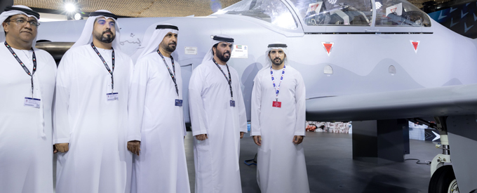 حمدان بن محمد يطّلع على الطائرة القتالية الخفيفة إماراتية الصُنع كالدسB-250  في معرض دبي للطيران 2025